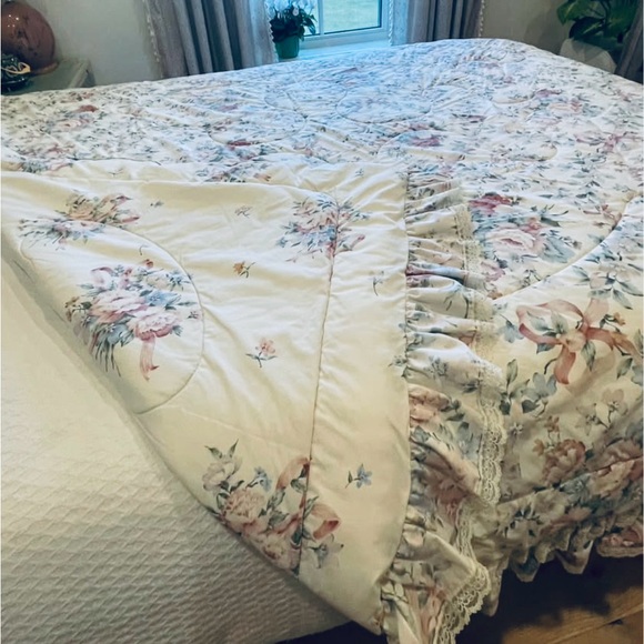 Vintage Floral Ruffled Bedding Set with Two Shams - Picture 5 of 9